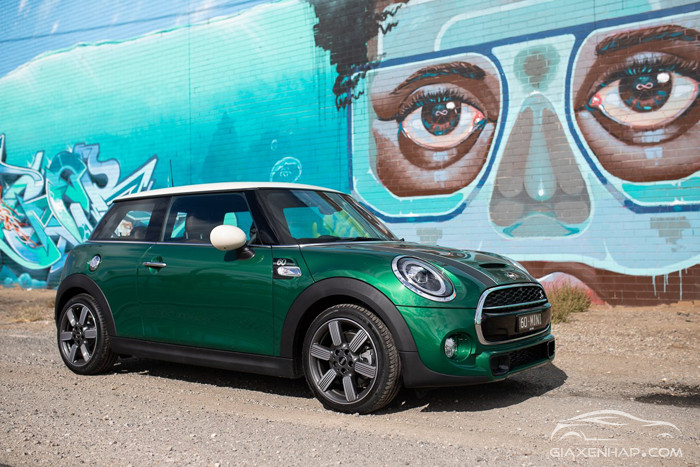 mini_cooper_1965_0 Người tuổi Nhâm Thân 1992 đại kỵ với xe ô tô màu xanh lá cây