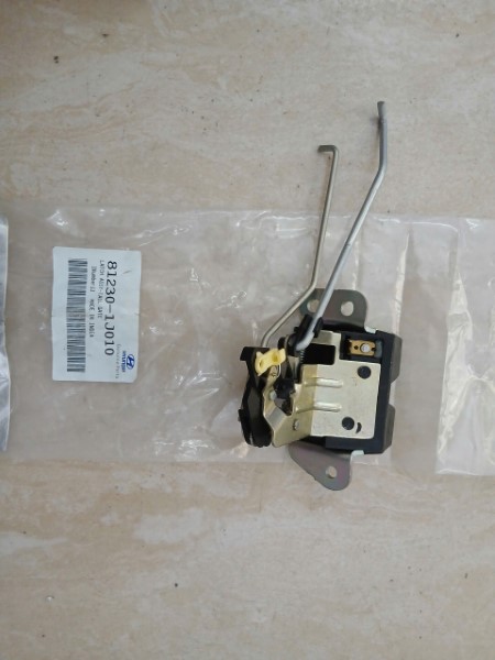 Ổ NGẬM CỐP HẬU XE HYUNDAI I20 2011 | 812301J010 13 ổ ngậm cốp hậu xe hyundai i20 2011 | 812301j010