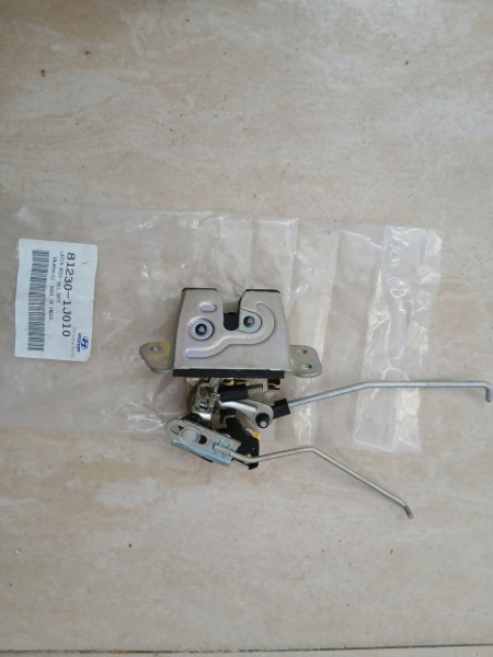 Ổ NGẬM CỐP HẬU XE HYUNDAI I20 2011 | 812301J010 10 Ổ NGẬM CỐP HẬU XE HYUNDAI I20 2011 | 812301J010