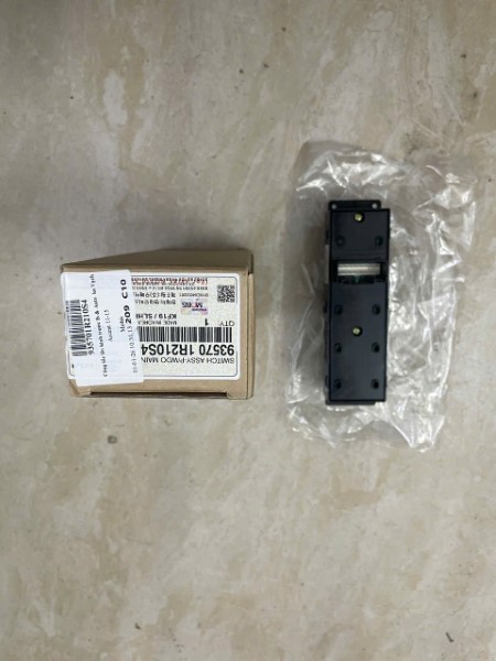 CÔNG TẮC LÊN KÍNH XE HYUNDAI ACCENT 2011-2016 | 935701R210 10 CÔNG TẮC LÊN KÍNH XE HYUNDAI ACCENT 2011-2016 | 935701R210